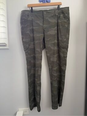 Kuhl 18W Freeflex Roll Up Convertible Straight PantCamo Green Hike Outdoor Trail